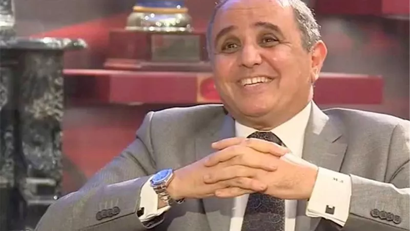 رئيس بعثة الأهلي يهدى درع النادى الى سفير مصر بجنوب افريقيا