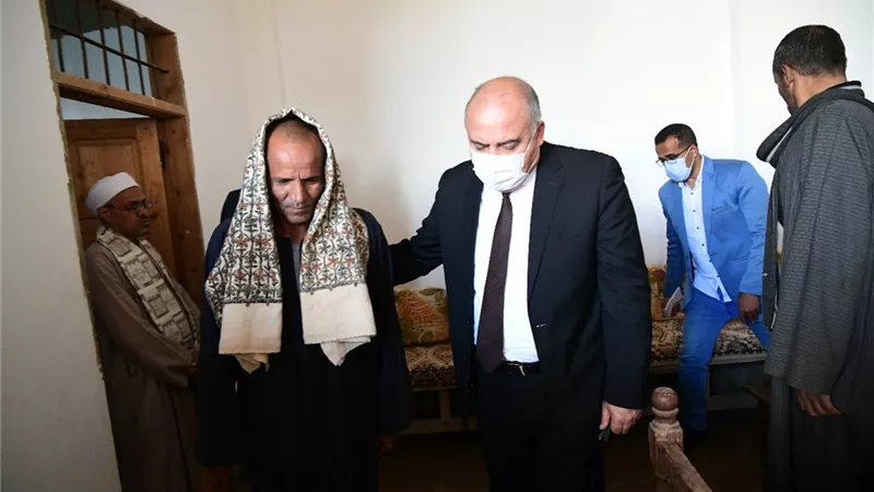 محافظ قنا يقدم واجب العزاء لاسرة الشهيد المجند حمدي حمدان