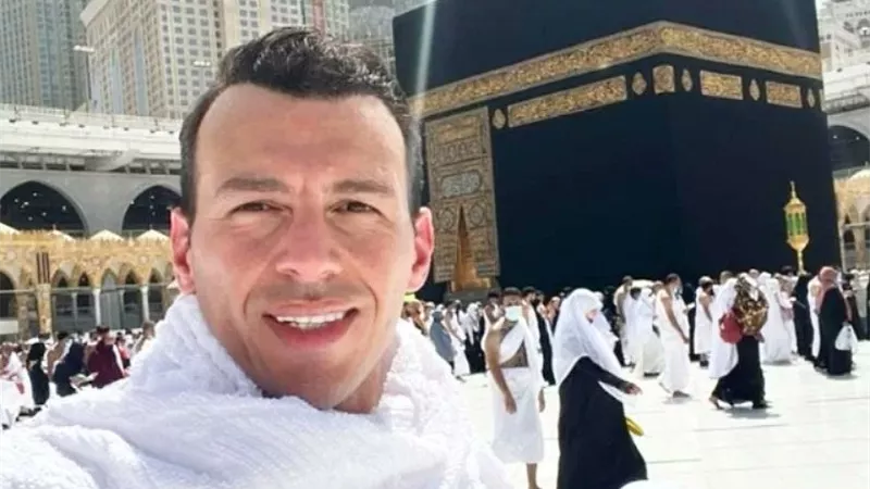الاعلامى رامى رضوان يؤدى مناسك العمرة
