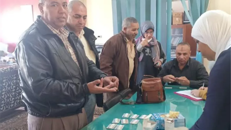القوى العاملة :تلقي الجرعة الأولى من التطعيم ضد الالتهاب الكبدي للعاملين بالبحر الأحمر