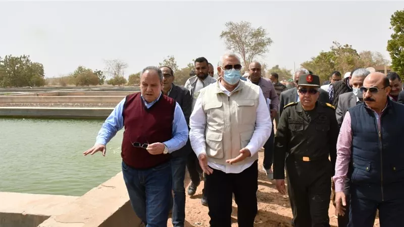 وزير الزراعة ومحافظ أسوان يتفقدان المفرخات السمكية ..صور