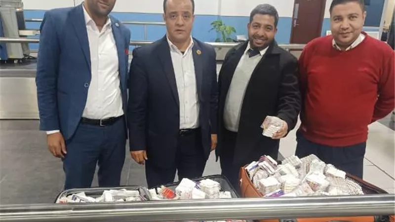 جمارك مطار القاهرة تضبط كمية من الأدوية البشرية.. بالصور