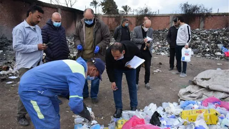 مدير الصحة يشرف على لجنة فرز وتصنيف الكميات المضبوطة من النفايات الطبية.. بالصور