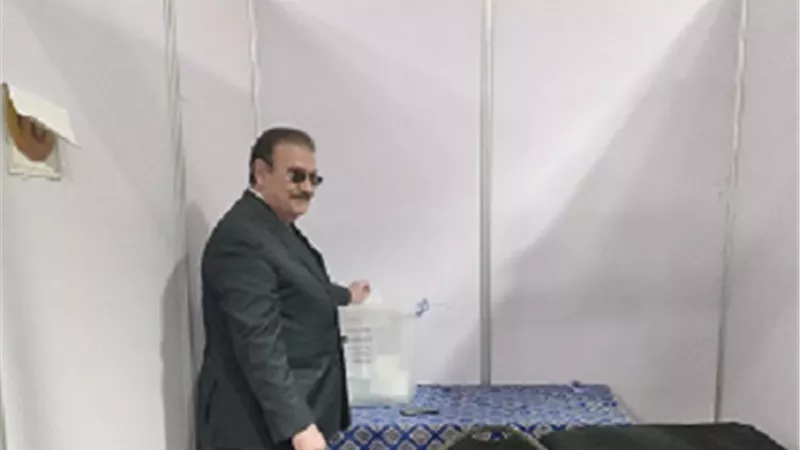 ضاحى يدلى بصوته فى انتخابات المهندسين