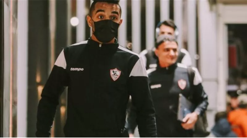 حافلة الزمالك تصل ستاد القاهرة.. والفريق يتفقد أرضية الملعب
