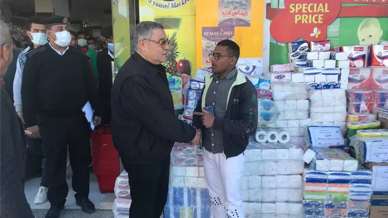 محافظ البحر الأحمر يتفقد عدداً من السلاسل التجارية للتأكد من توافر السلع الغذائية بأسعار مناسبة