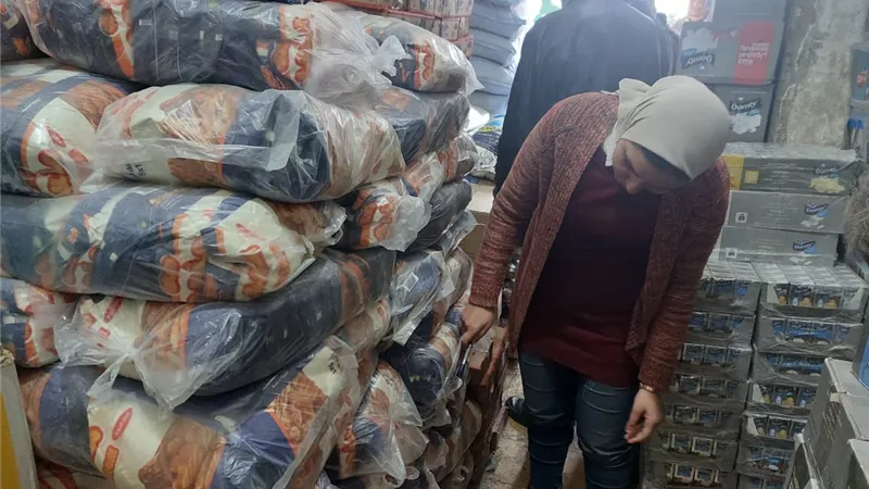 تموين غرب الاسكندرية والجمرك تضبط دقيق ومواد غذائية مجهولة المصدر