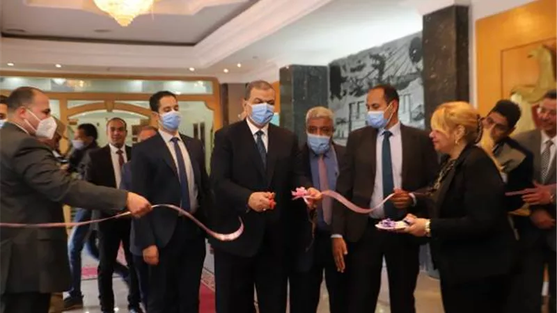 وزير القوى العاملة يفتتح معرض منتجات لـ