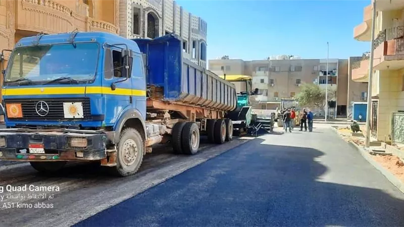 تطوير ورفع كفاءة ورصف الشوارع بعدة مناطق فى رأس غارب