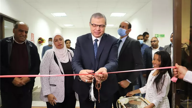 وزير القوي العاملة يفتتح معرض منتجات خريجات التدريب بأسوان و يسلمهن 12 ماكينة أوفر
