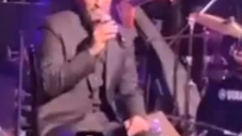 شاهد بالفيديو: لحظة سقوط كاظم الساهر على المسرح