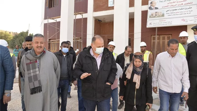 محافظ أسيوط يتفقد مجمع خدمات المواطنين والمجمع الزراعي ومركز شباب قرية الزرابي بأبوتيج