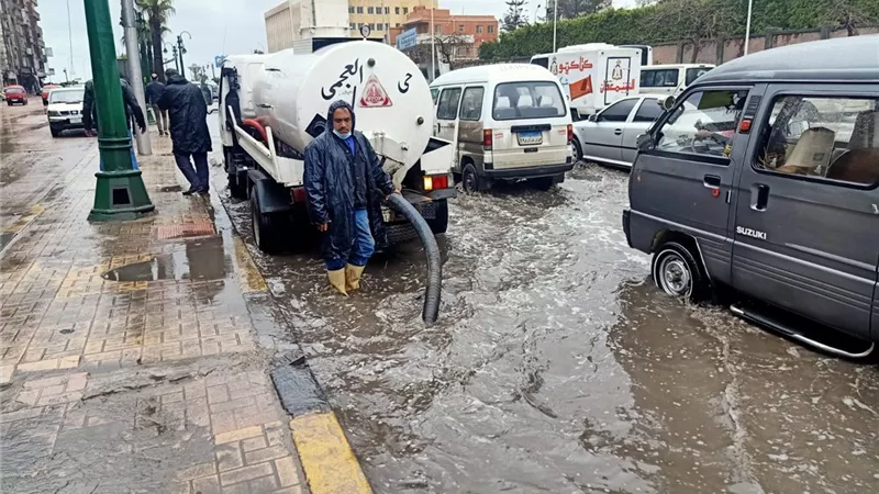 محافظ الإسكندرية : استمرار رفع درجة الاستعدادات القصوى للتعامل مع الأمطار الغزيرة ..صور