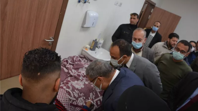 محافظ المنيا يتابع حالة المصابين في حادث انقلاب ميكروباص بالطريق الزراعي بمركز سمالوط