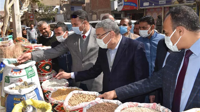محافظ المنيا يقود حملة تموينية ويحرر محضرين لارتفاع الاسعار