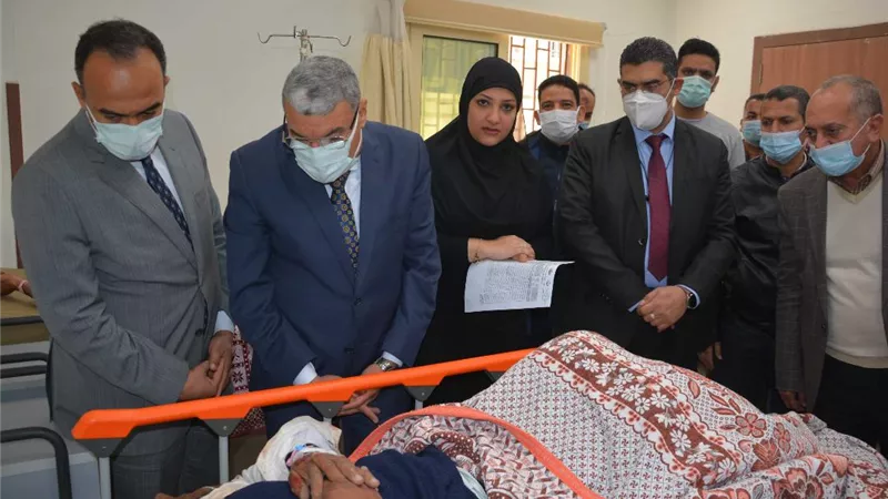 محافظ المنيا يزور مصابى حادث طريق سمالوط الزراعى بالمستشفى
