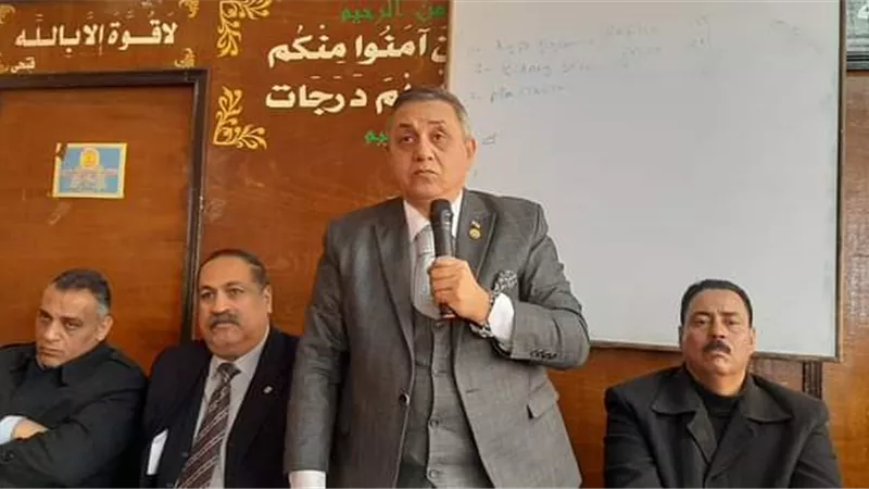 العتموني يجتمع بمديري الادارات والمدارس لمناقشة التعليمات الخاصة بالعملية التعليمية بغرب شبرا