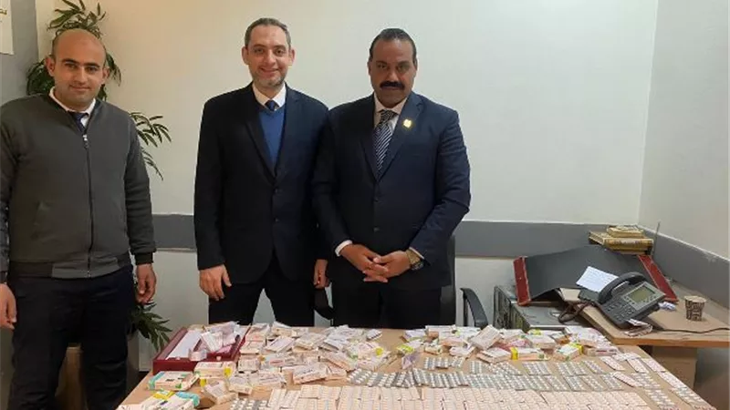 جمارك مطار القاهرة تضبط محاولة تهريب عدد من الأقراص المخدرة.. بالصور