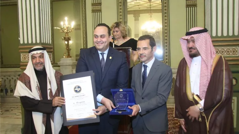 رئيس هيئة الرعاية الصحية يتسلم جائزة اتحاد المستشفيات العربية
