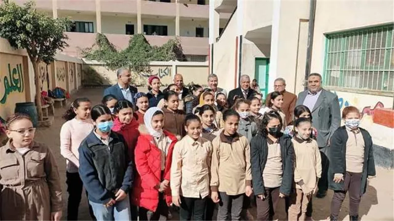 وكيل وزارة التعليم يواصل متابعة انتظام العملية التعليمية بمدراس فاقوس.. صور
