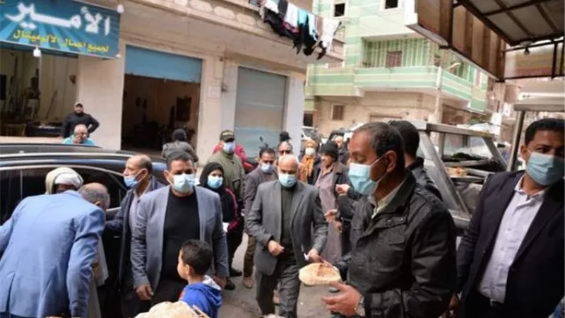 محافظ الإسماعيلية يفاجئ المحلات التجارية ويشدد على الحملات الرقابية