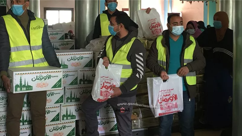 الأورمان : توزيع لحوم وكراتين مواد غذائية على500 أسرة بمركز الشهداء