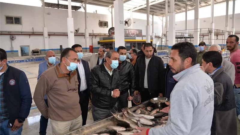 محافظ الإسماعيلية يستجيب لمطالب بائعي سوق الأسماك الجديد