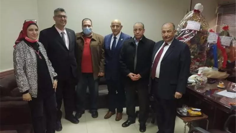 نقيب أطباء الشرقية يستقبل مدير التأمين الصحى بمقر النقابة بالزقازيق