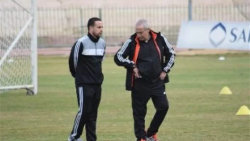 فيريرا يعقد جلسة مع طبيب الزمالك على هامش مران الفريق