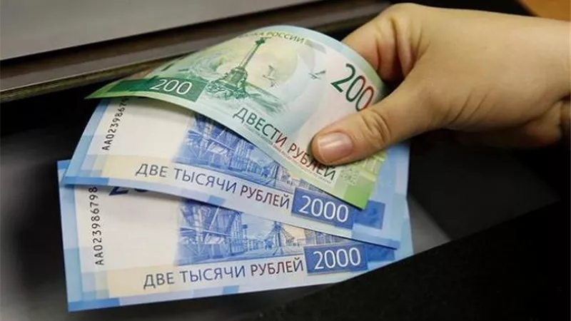 الروبل الروسي يتراجع مع اشتعال الأزمة في أوكرانيا