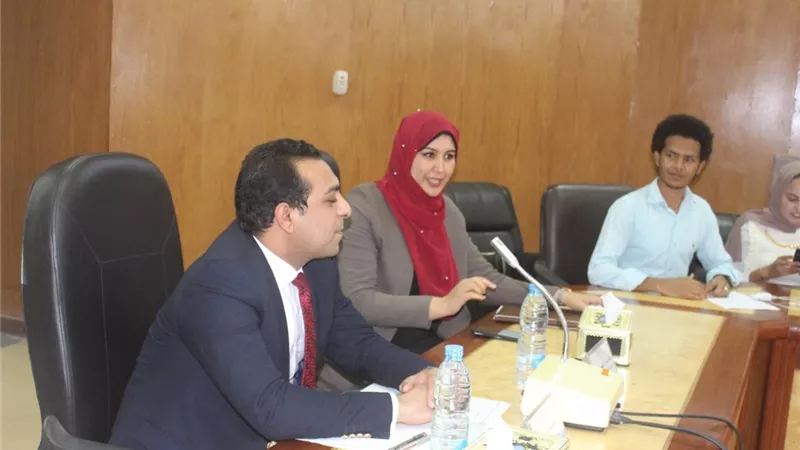 نائب محافظ قنا يستعرض ملف تمكين الشباب بنموذج محاكاة الجامعة المصرية بجنوب الوادى