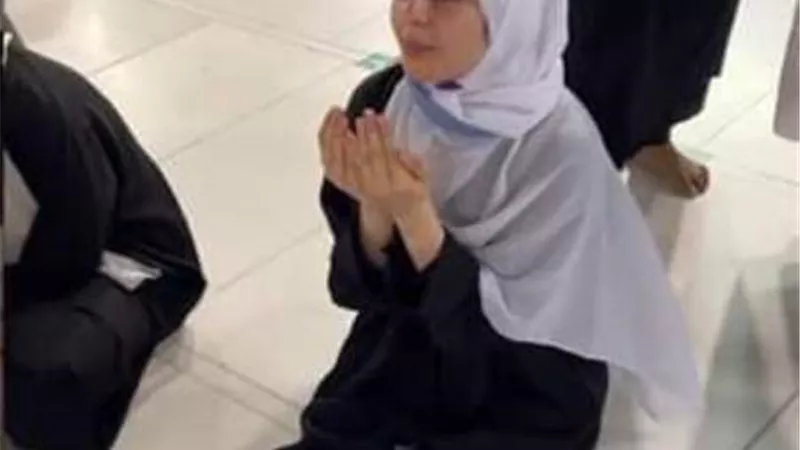 مايان السيد تبكى امام الكعبة .. والجمهور يدعو لها