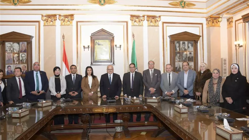 توقيع بروتوكول تعاون بين تنسيقية شباب الاحزاب وجامعة القاهرة لتعزيز العمل المجتمعي والخدمي .. صور