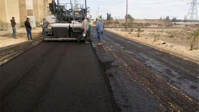 طرق جديدة لخدمة الكثافات السكانية بالإسماعيلية..صور