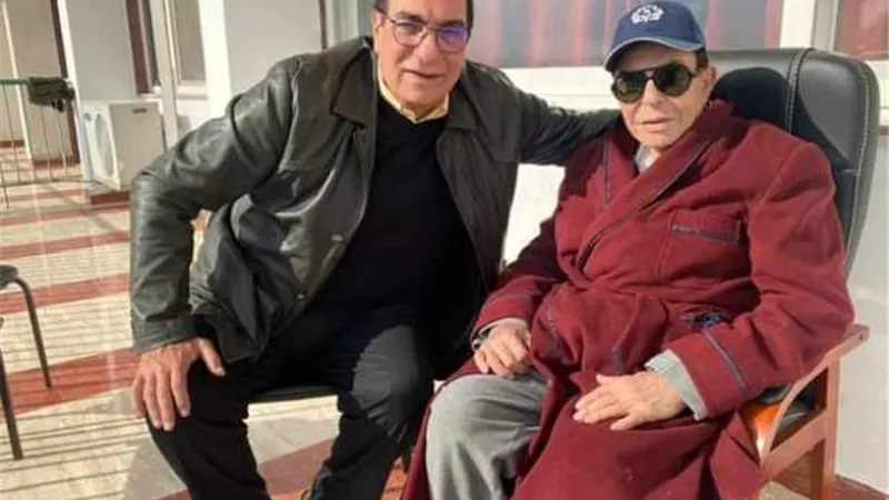 المخرج مجدى احمد على يسلم سميرصبرى جائزة احسن ممثل.. بمستشفى المعادى