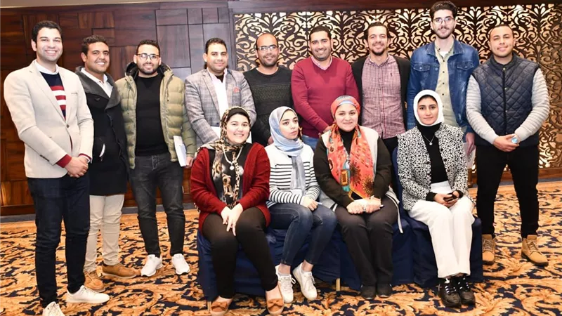 3 حـلقـات نقـاشيـة حول 