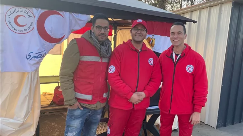 الهلال الأحمر يقيم أول مركز خدمة إغاثية مصرية على معبر 