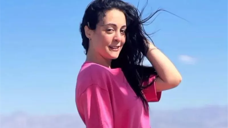 شاهد .. هاله مرزوق تلفت الأنظار بإطلالة ساحرة على البحر