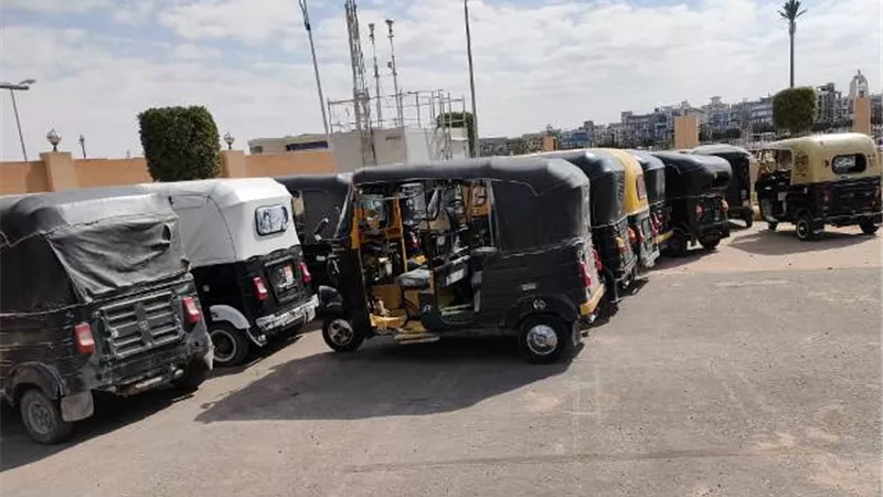 مندور: جهاز مدينة بدر يصادر 13 توك توك ويحرر غرامة 10 آلاف جنيه لكل مالك.. بالصور
