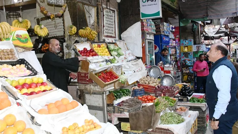 محافظ أسوان يواصل جولاته الميدانية بالأسواق ويوجه بغلق عدد من المحلات وتحرير محاضر تموينية لاخرى