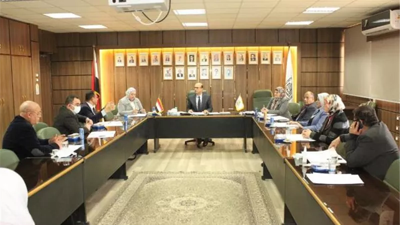 نائب رئيس جامعة أسيوط يترأس اجتماع مجلس إدارة مركز الترجمة والبحوث اللغوية.. بالصور