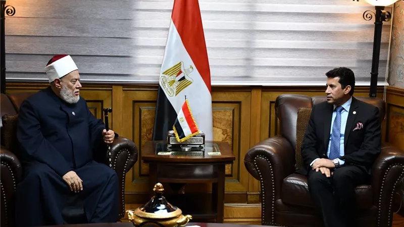 وزير الشباب يبحث مع الدكتور علي جمعة التعاون مع مؤسسة 