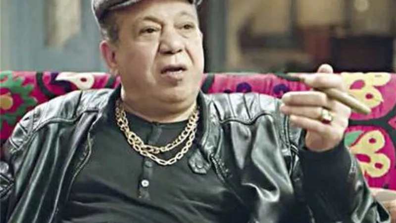 محمد محمو مدرس من أصل ريفى وحظه سيئ فى 