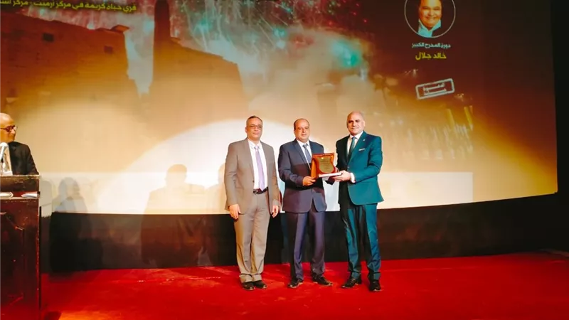 خلال افتتاح دورته الـ6.. المهرجان المسرحي الدولي لشباب الجنوب يُكرّم رئيس جامعة الأقصر