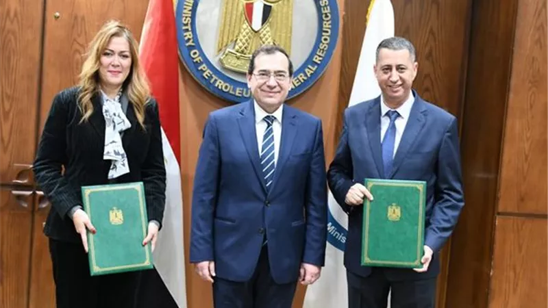 وزير البترول يشهد توقيع مذكرة تفاهم بين شل مصر و