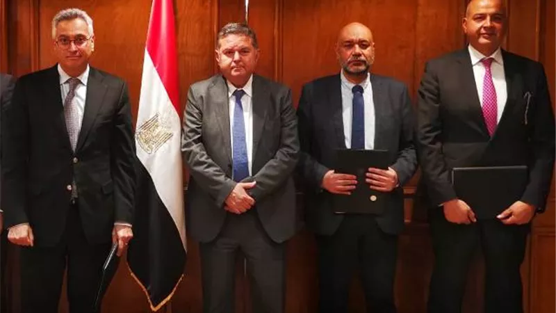 قطاع الأعمال: توقيع اتفاقية مساهمين لتأسيس أول شركة لبيع وتوزيع السيارات الكهربائية بمصر