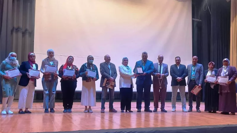 محافظ أسوان يهنئ الطالبات الفائزات بالمراكز الأولى في المعرض الجمهورى للعلوم والهندسة