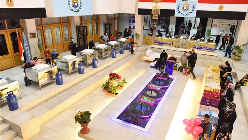 محافظ أسيوط يسلم 16 مشروعًا انتاجيًا مدرًا للدخل على السيدات المعيلات والأسر الأولى بالرعاية وذوي الهمم