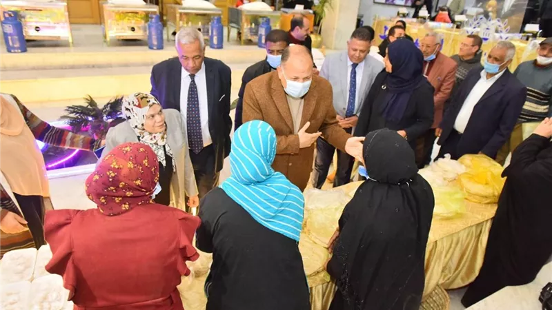 محافظ أسيوط يسلم 16 مشروعًا انتاجيًا مدرًا للدخل على السيدات المعيلات والأسر الأولى بالرعاية وذوي الهمم