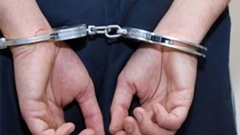 عاطل يستوقف المارة لجمع التبرعات.. ويسرق المتعلقات